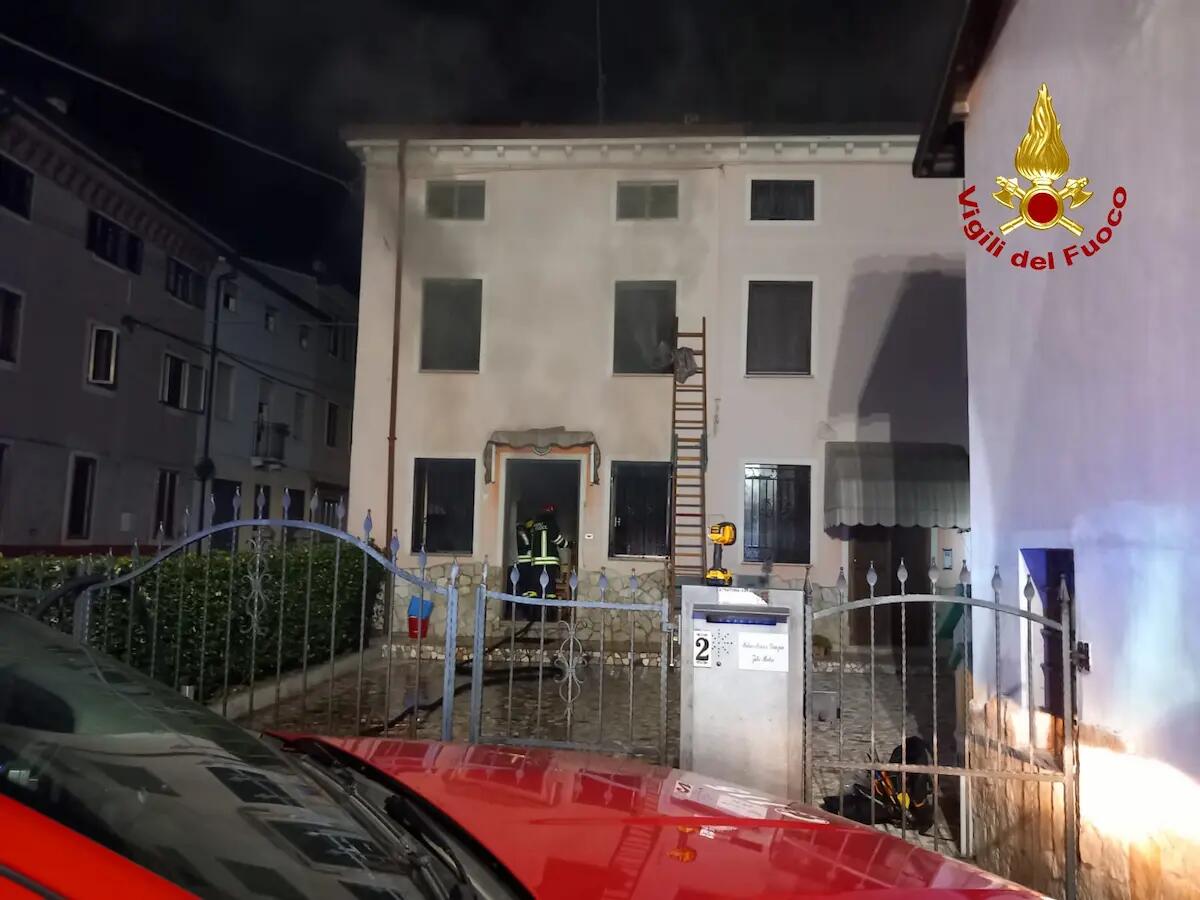 Paura per un incendio in casa: fiamme nella cucina, nessun ferito - 