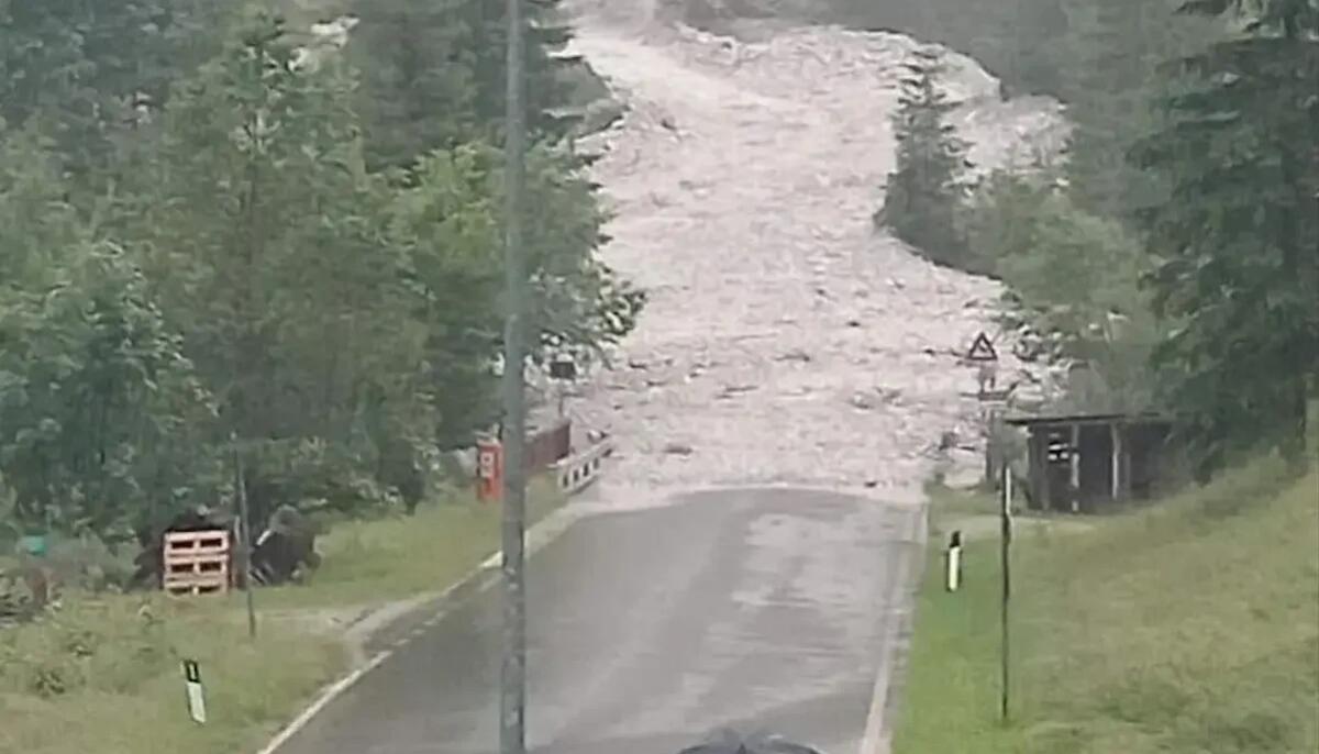 Maltempo, Val di Zoldo: Provinciale 347 del passo Duran chiusa per colata detritica -
