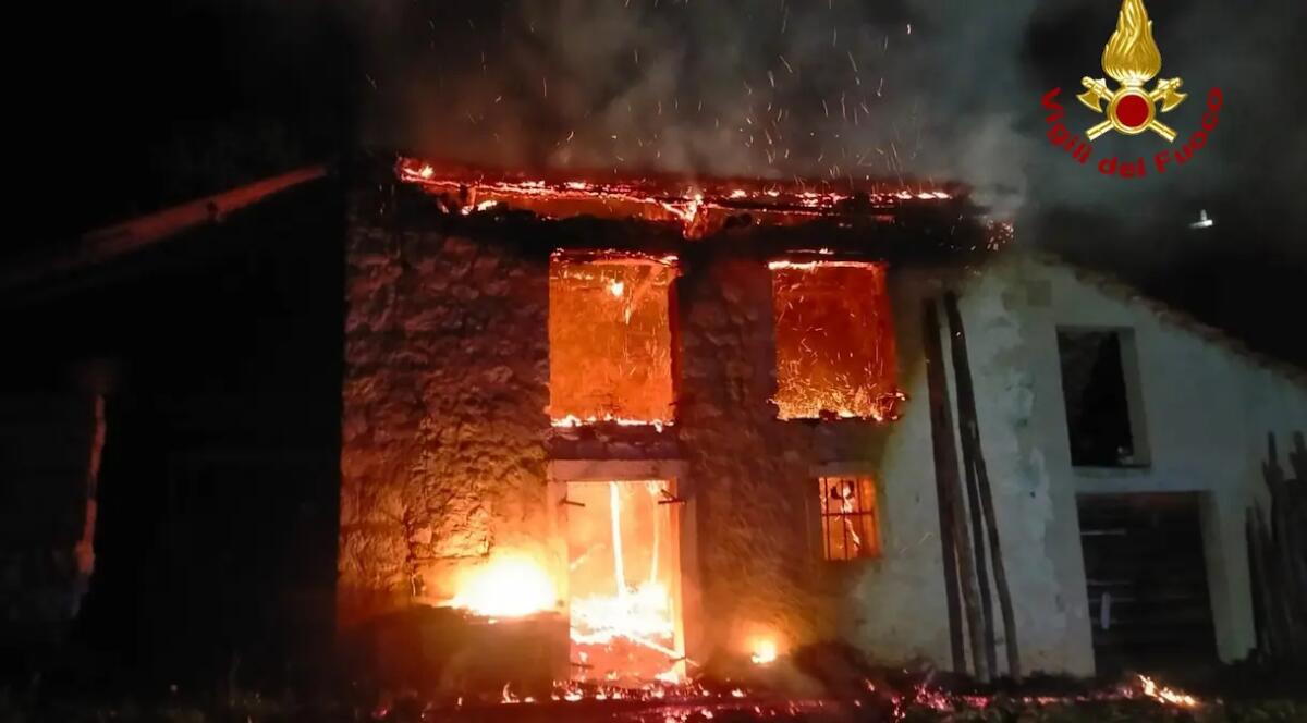 A fuoco un vecchio fabbricato adibito a stalla: nessun ferito - 
