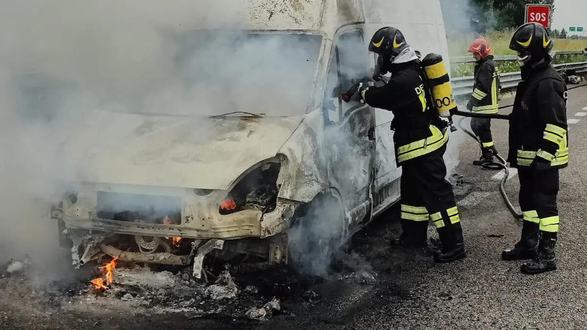 Incendio devasta un furgone in autostrada: conducente in salvo - 
