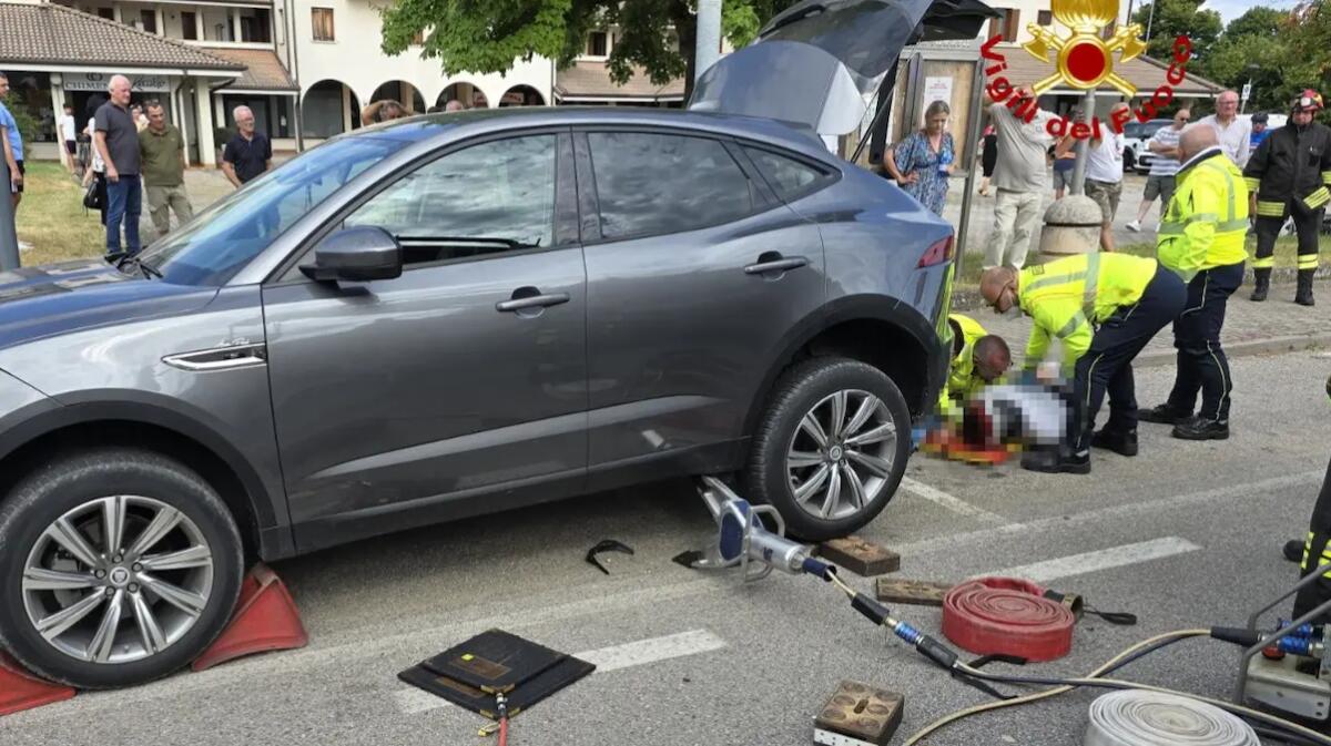 Scontro tra auto e scooter: ferito un giovane, incastrato sotto al SUV - 