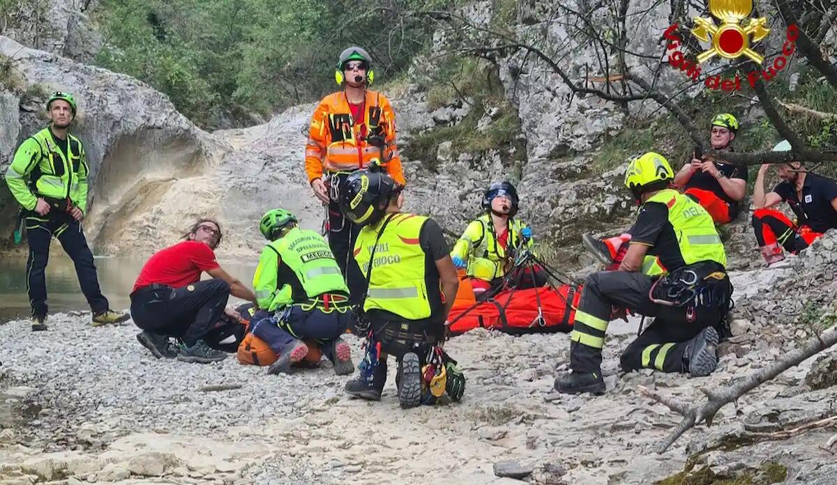 Cade e sbatte la testa in un roccia lungo il torrente: soccorso un minore - 