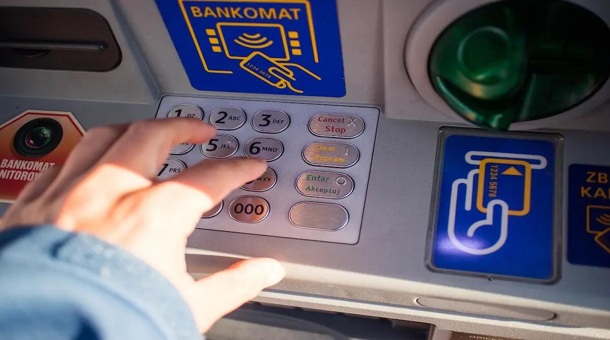 Ruba i soldi dimenticati al bancomat: denunciato 23enne - 