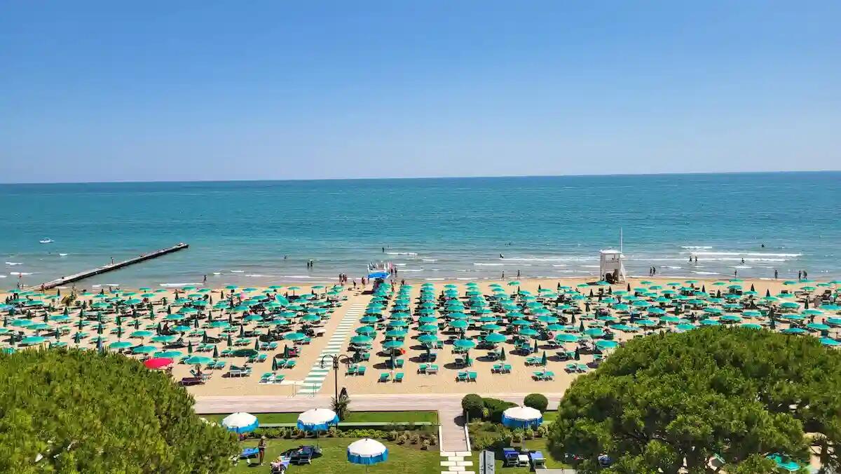 Tragedia sfiorata a Jesolo: bagnini salvano un bambino di 7 anni dall'annegamento -