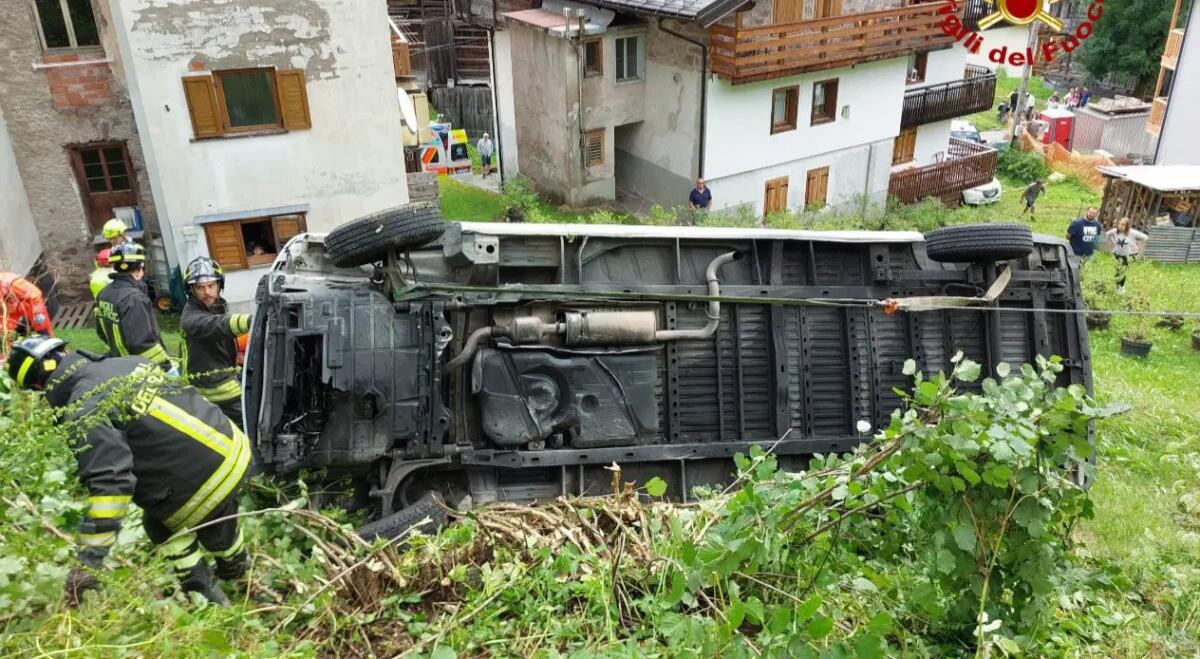 Furgone fuori strada, 3 persone bloccate nella cabina di guida: feriti - 