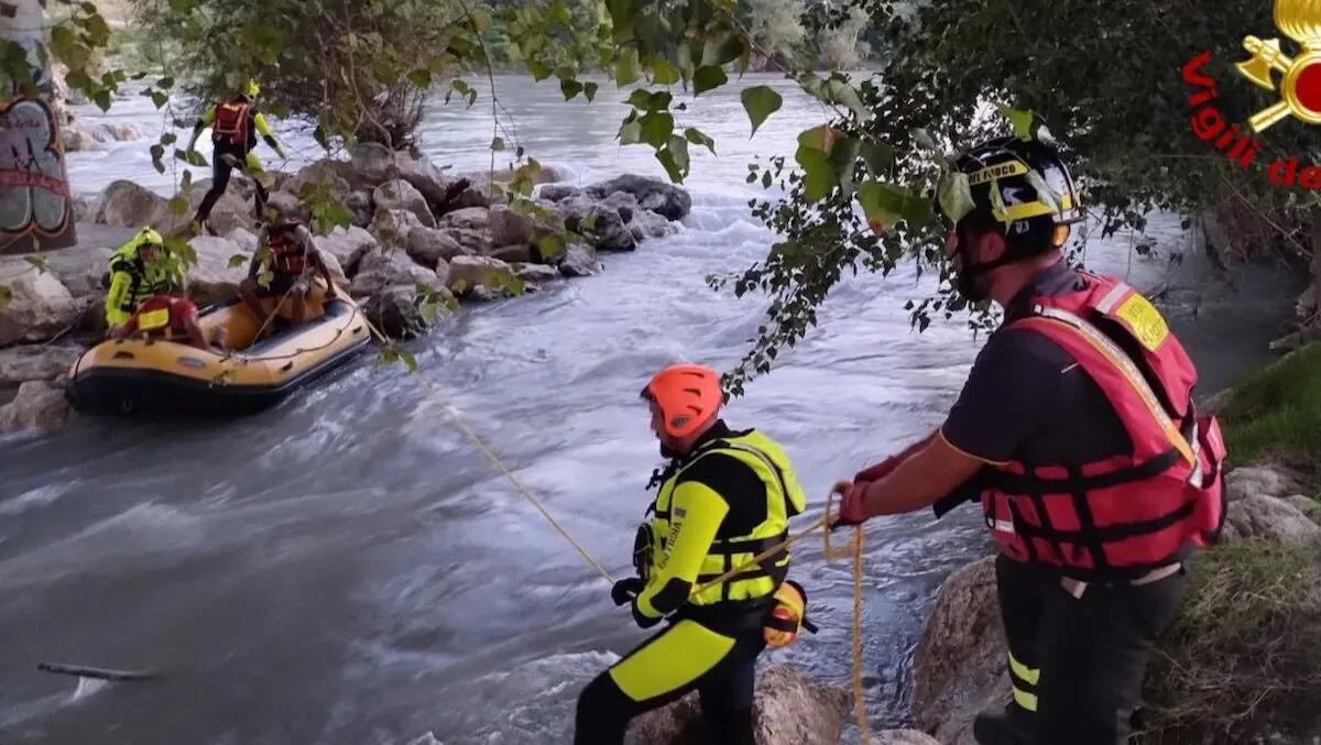 Bloccati su un'isolotto dalla piena del fiume: 4 giovani salvati dai pompieri - 