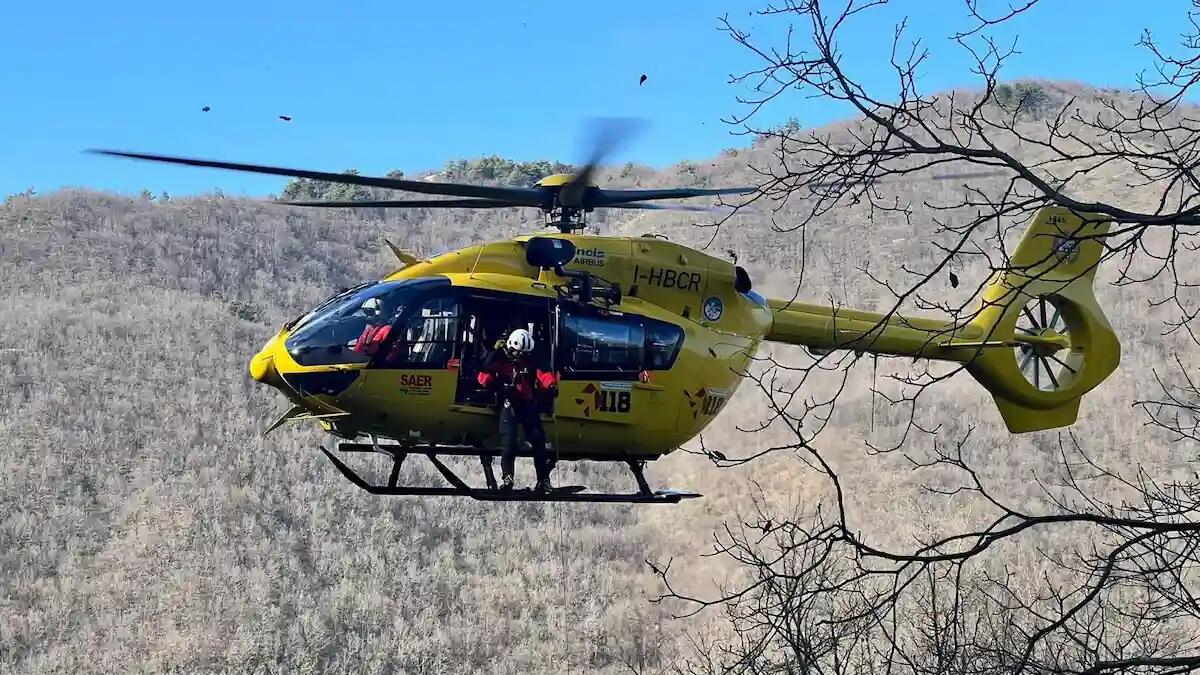 Escursionisti bloccati sulla Ferrata, chiamano i soccorsi: recuperati con l'elicottero - 