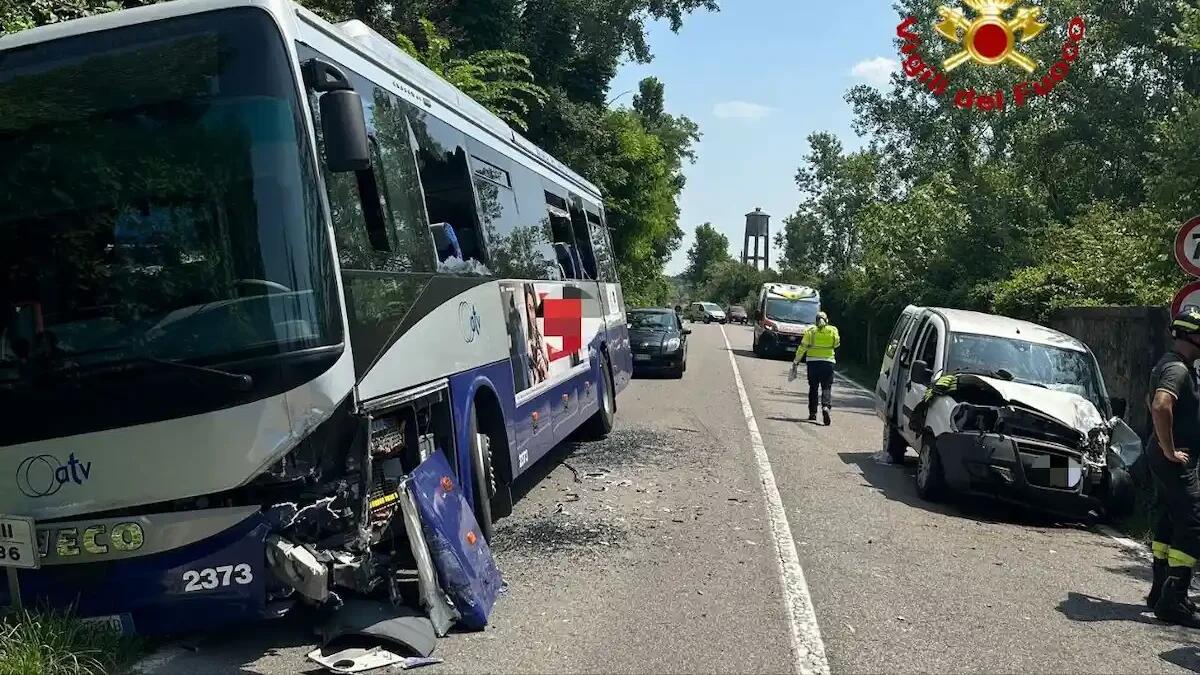 Scontro tra auto e bus con 12 passeggeri a bordo: 4 feriti - 