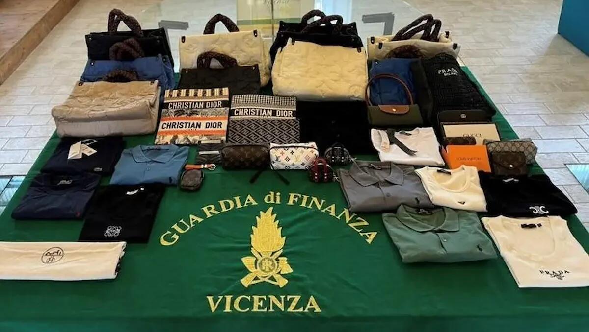 Beccata con il bagagliaio carico di prodotti con brand di moda "fake": una donna nei guai - 