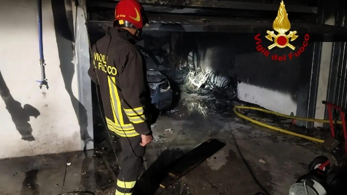 Mercedes Gla ibrida si incendia durante la carica della batteria: evacuato un condominio - 