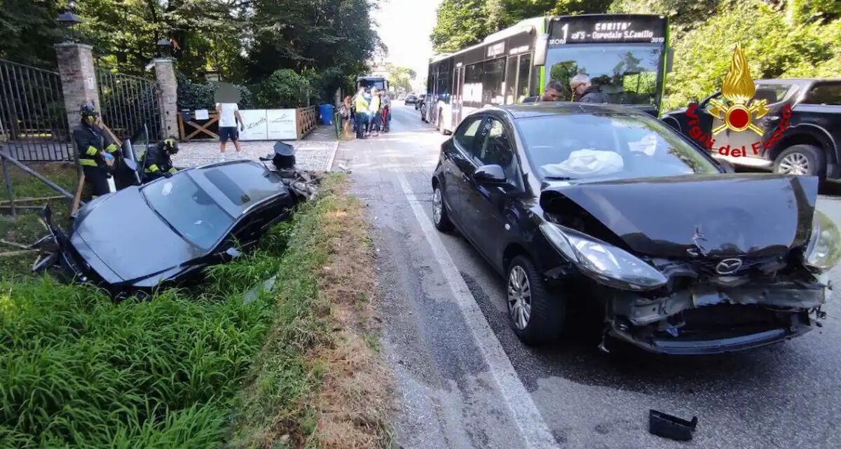 Treviso, scontro tra due auto: 2 persone ferite -