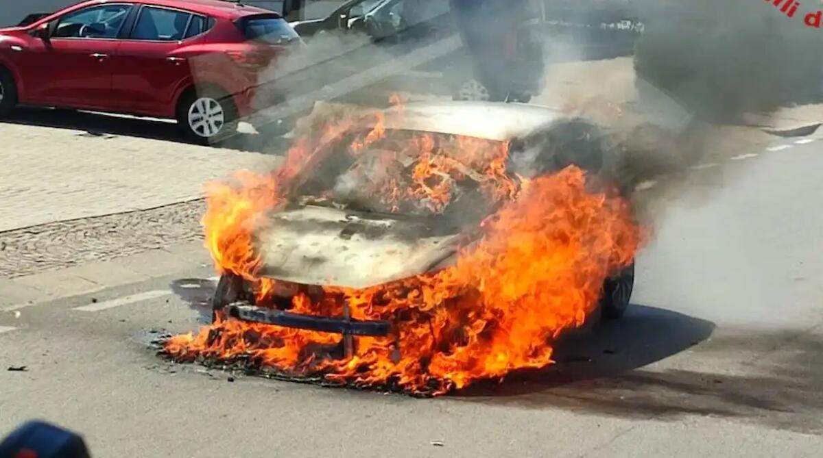 Auto in marcia va a fuoco improvvisamente, il conducente scende e si mette in salvo - 