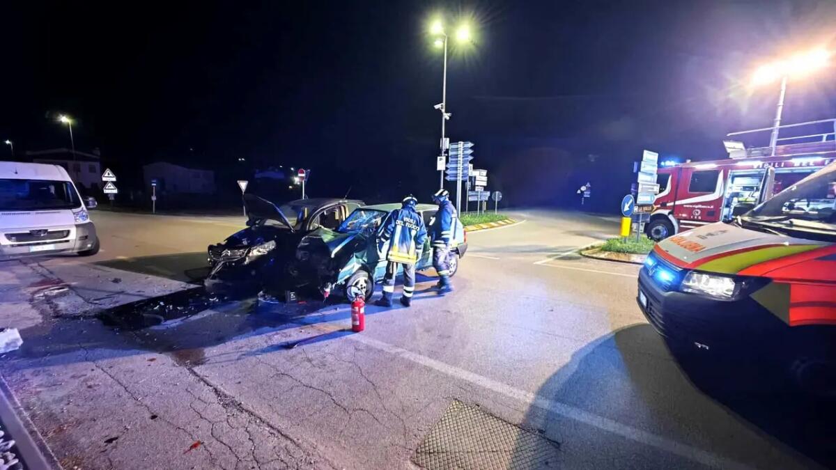 Scontro tra due auto, un conducente 48enne guidava ubriaco e senza patente - 