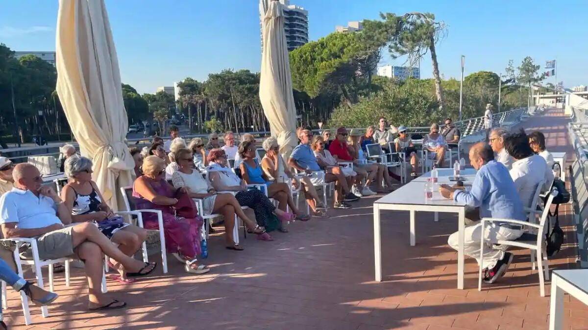 Lignano. Primo incontro di "Economia sotto l'Ombrellone": si parla di Intelligenza artificiale - 