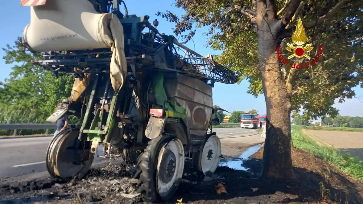 Incendio di un atomizzatore agricolo lungo la Strada Triestina, traffico deviato - 