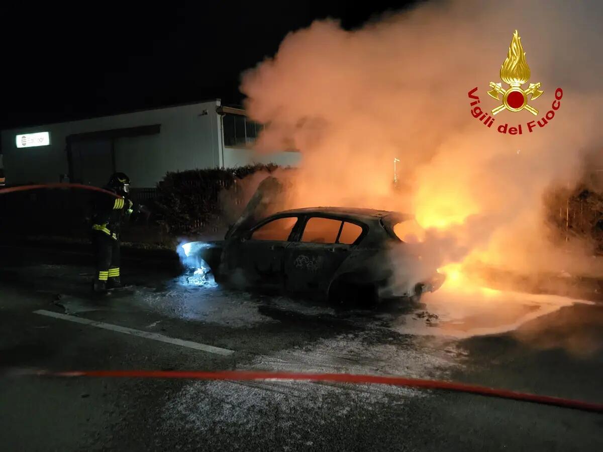 La BMW Serie 1 si incendia mentre guida, l'autista scende in tempo e si salva - 