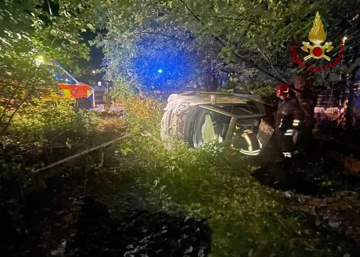 Sbanda con l'auto, si ribalta e finisce nel fosso: due giovani 26enni feriti, incastrati nel mezzo - 