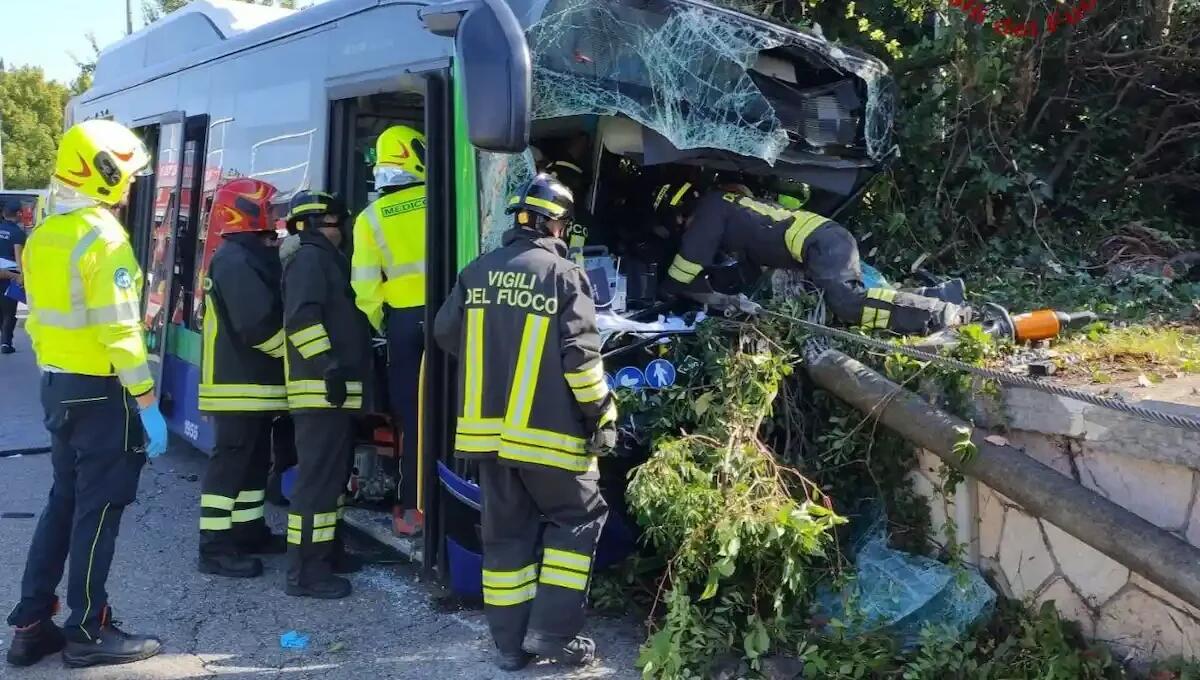 L'autobus invade la corsia opposta e piomba contro un muro: morta una 49enne, 6 feriti -