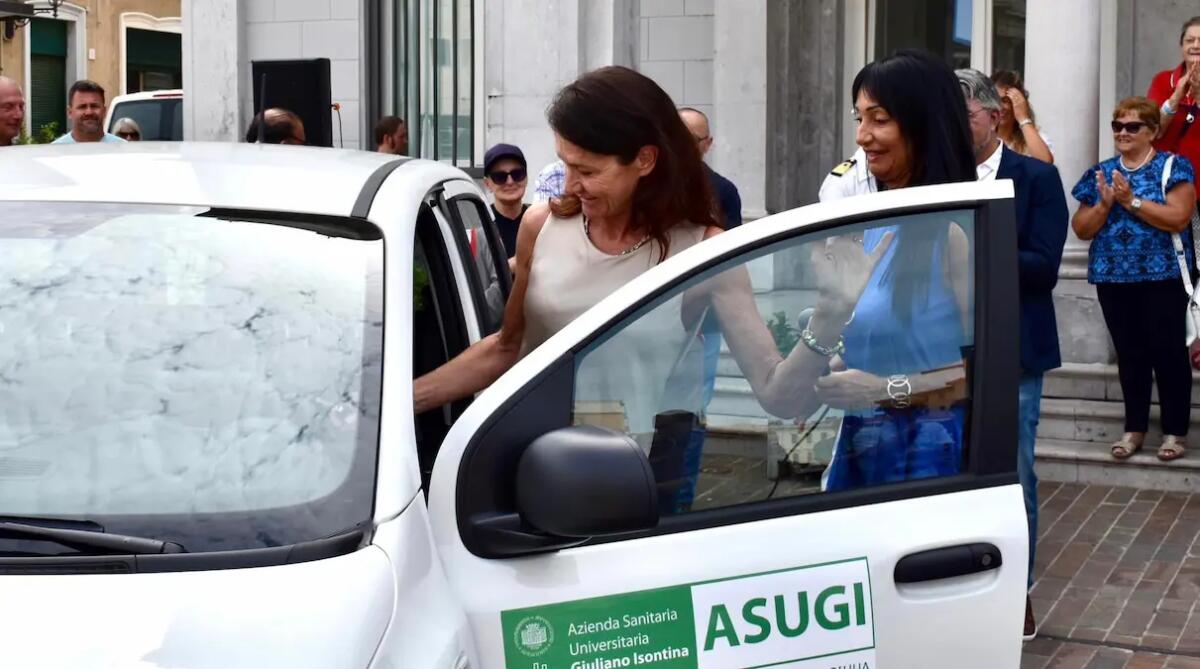 Il grande gesto di un'associazione: donata un'auto per le cure palliative domiciliari - 