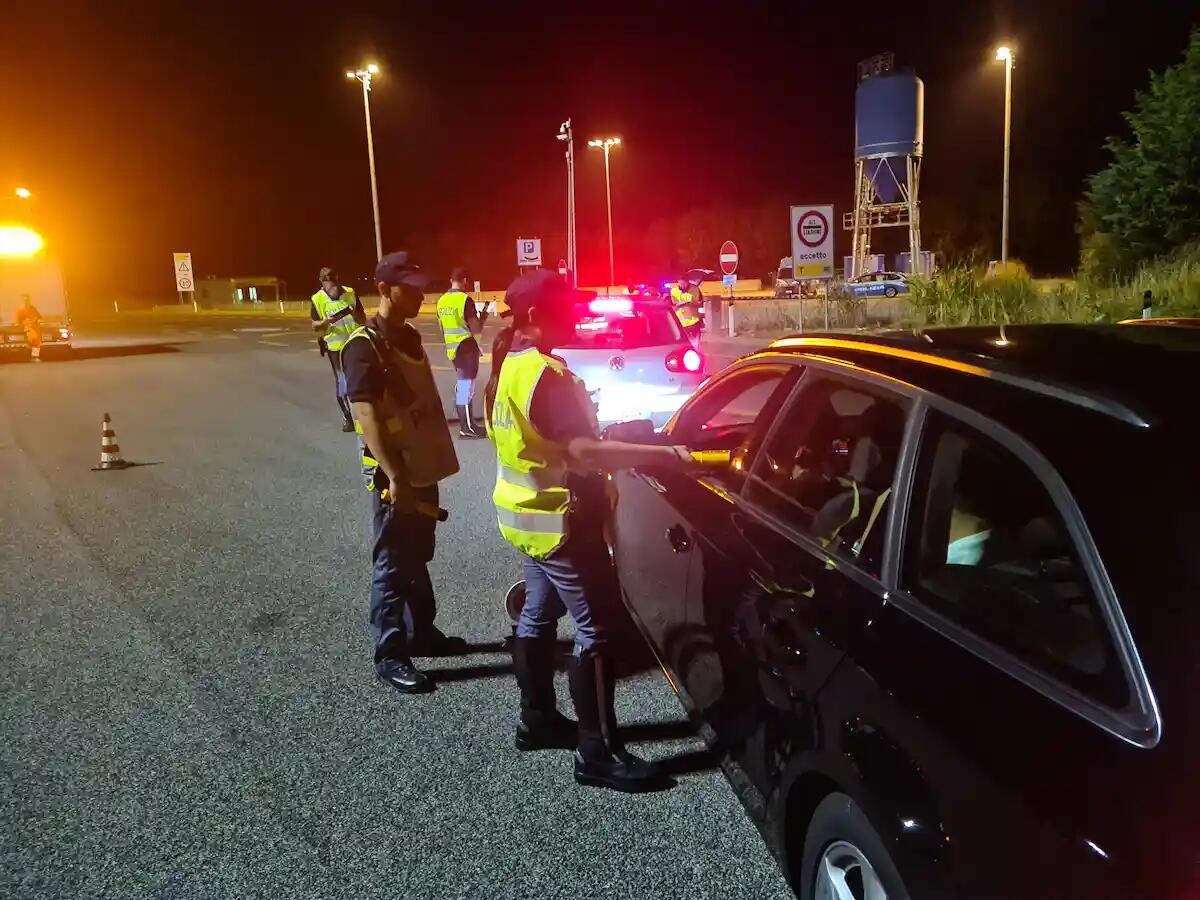 A zig zag in autostrada A23, fugge all'alt della Polizia: bloccato dopo 30 km, era ubriaco - 