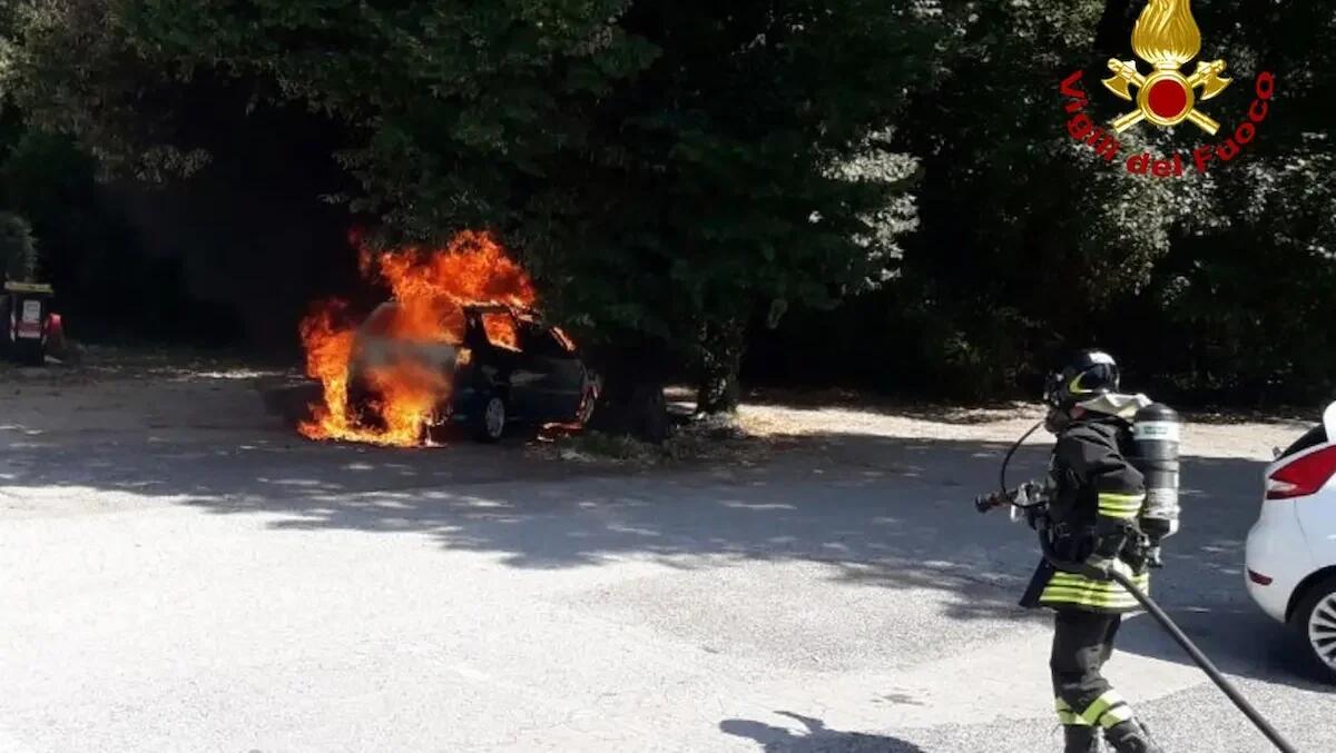 Auto in fiamme, vigili del fuoco in azione a Fogliano di Redipuglia - 