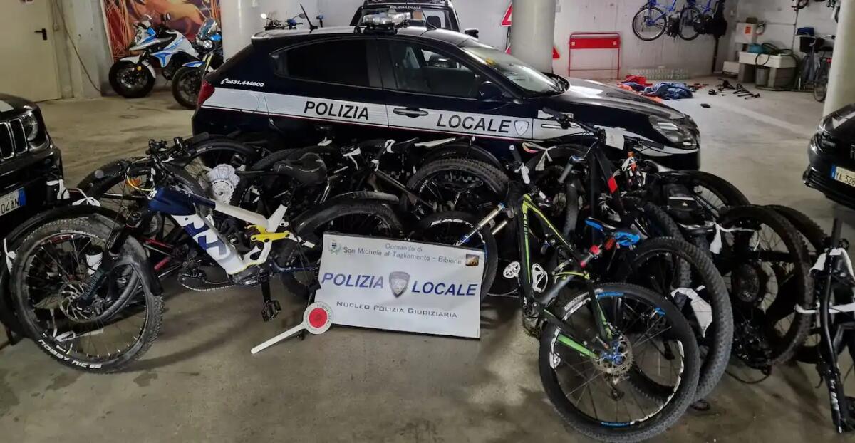 Furti di biciclette di valore per 200mila euro tra Bibione e Lignano: presi 4 rumeni -