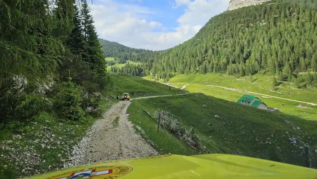 Si stacca dal gruppo, finisce fuori sentiero e si perde: soccorsa una 33enne a Forni di Sopra - 