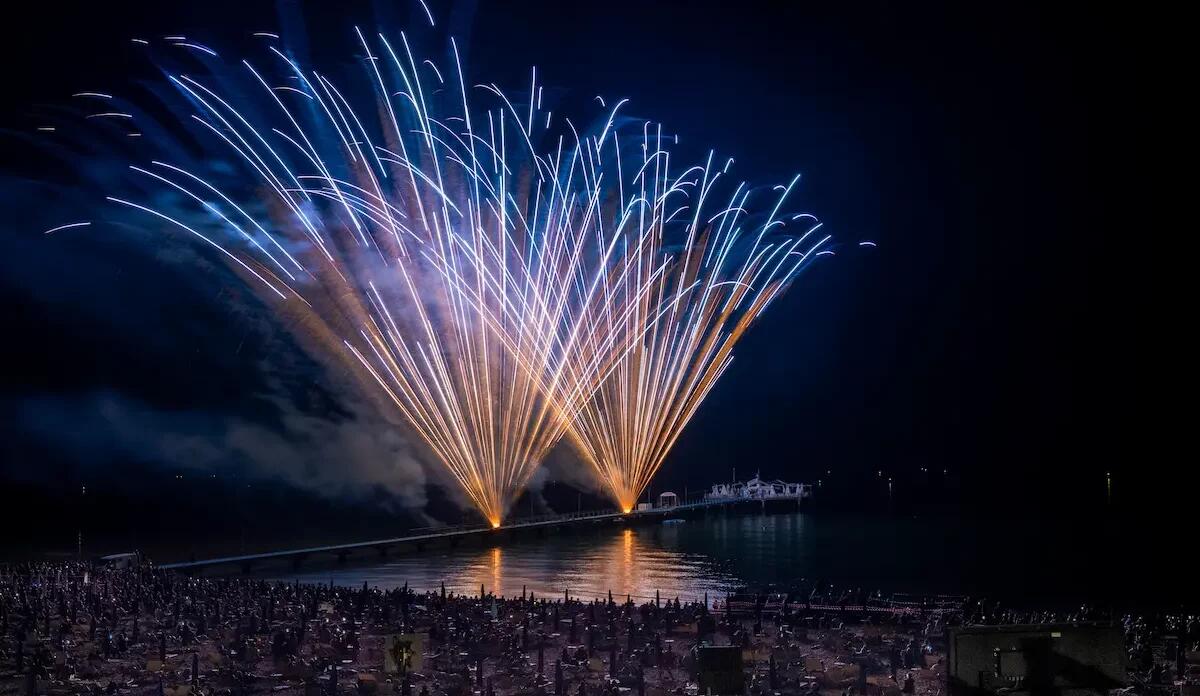 In migliaia a Lignano per "L'incendio del mare". I Dj del Ceghedaccio riempiono la piazza | FOTO - 