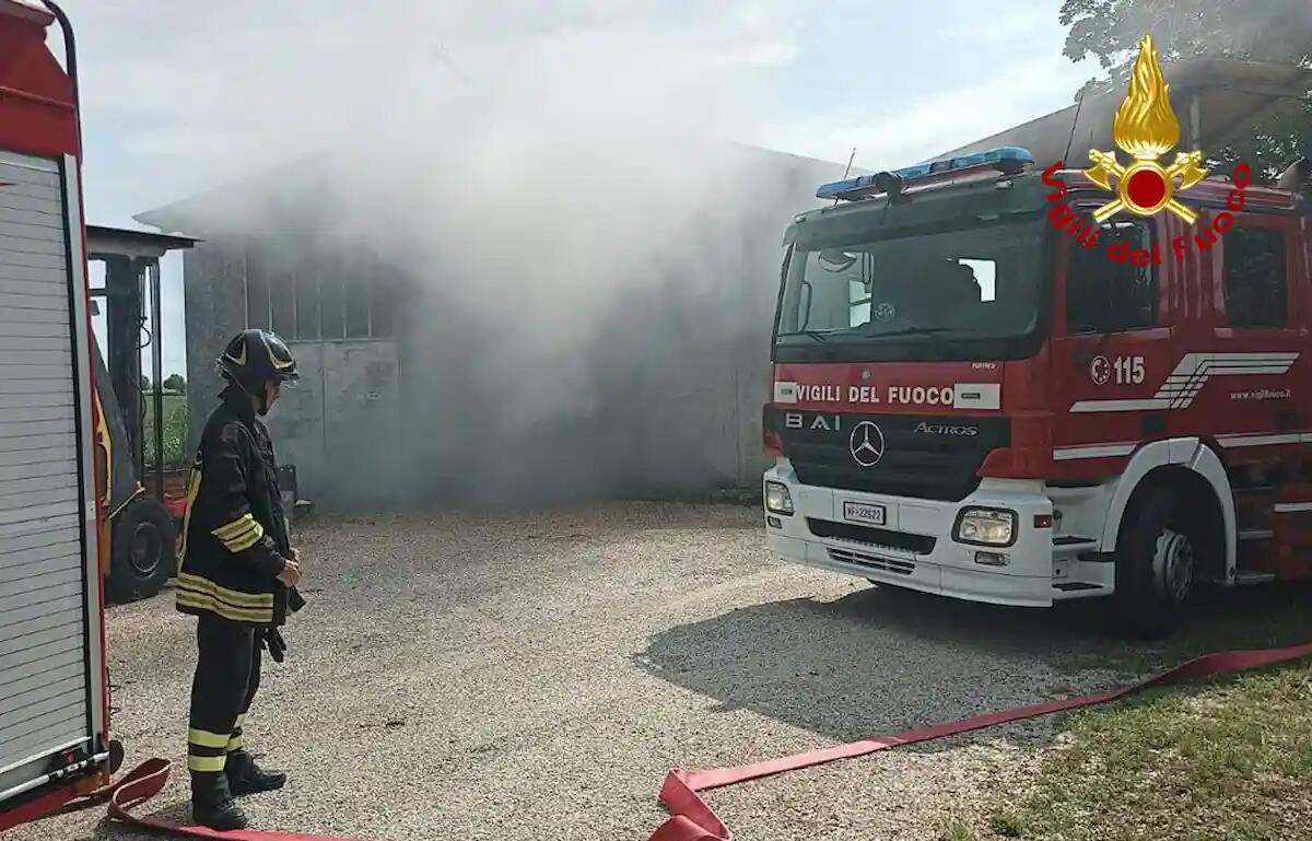 Fiamme da un carrello elevatore in azienda a Brugnera: i pompieri salvano il capannone -