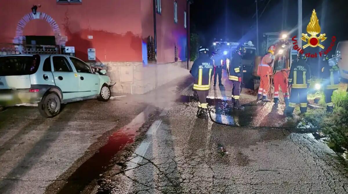 Auto contro il muro di una casa trancia il tubo del gas e provoca un incendio: autista ferito - 