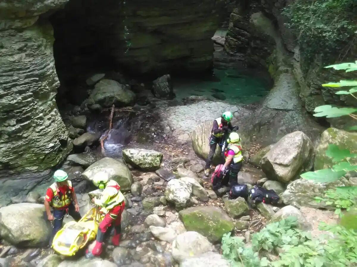 Reazione allergica a puntura di insetto e malore in acqua nella forra della grotta: i soccorsi - 