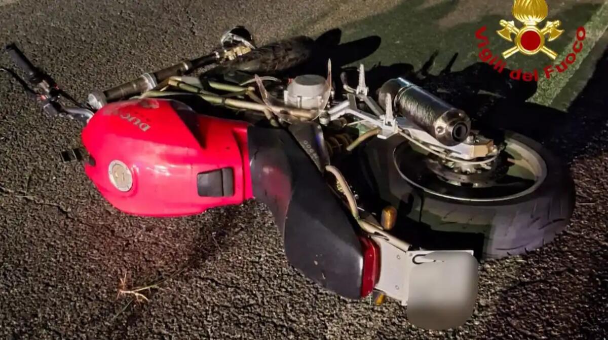 Perde il controllo della moto e si schianta contro il guardrail: 52enne morto sul colpo - 