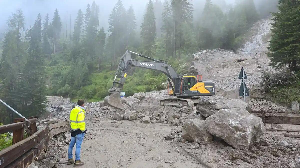 Sappada, maltempo: frana di 3000 metri cubi sulla SR 355. Chiusa la strada per il Veneto - 
