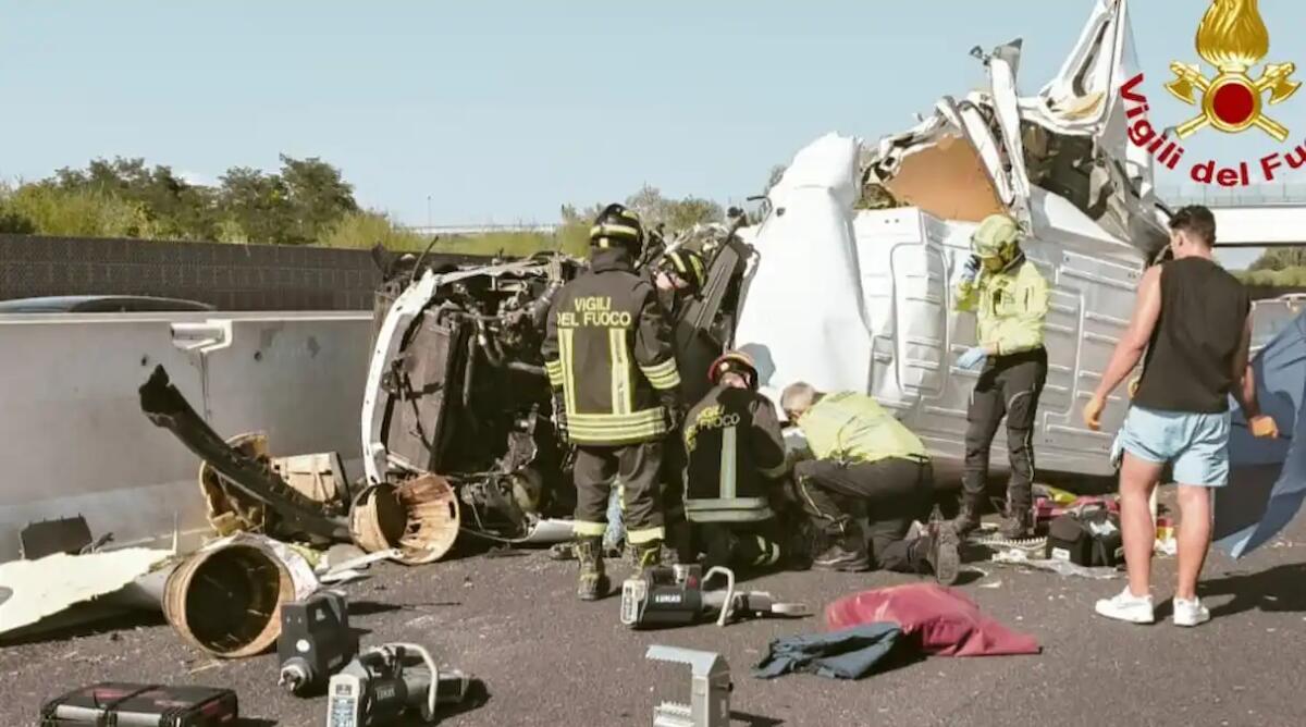 Incidente in A4, furgone piomba contro un mezzo pesante e si ribalta: un ferito - 