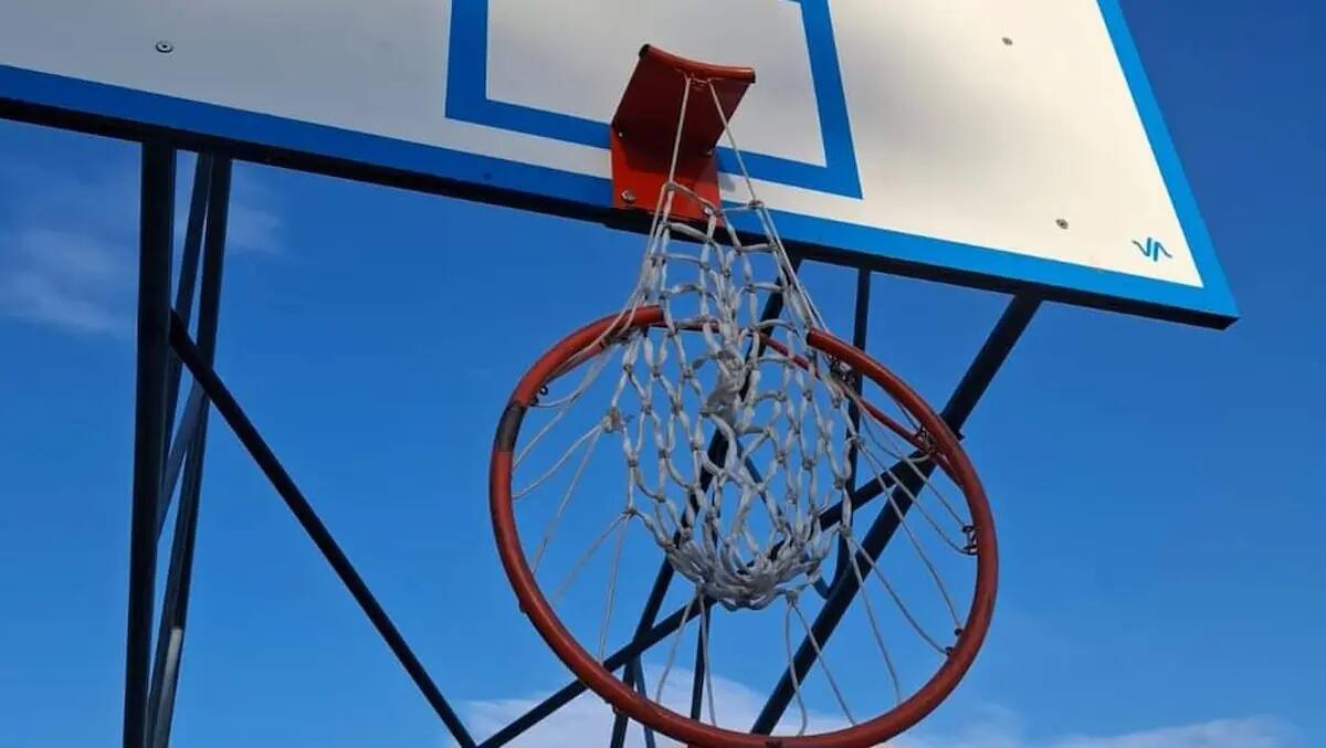 Vandali in azione, distrutti i canestri al parco di Villa Primavera. Il sindaco: «già sostituiti» - 