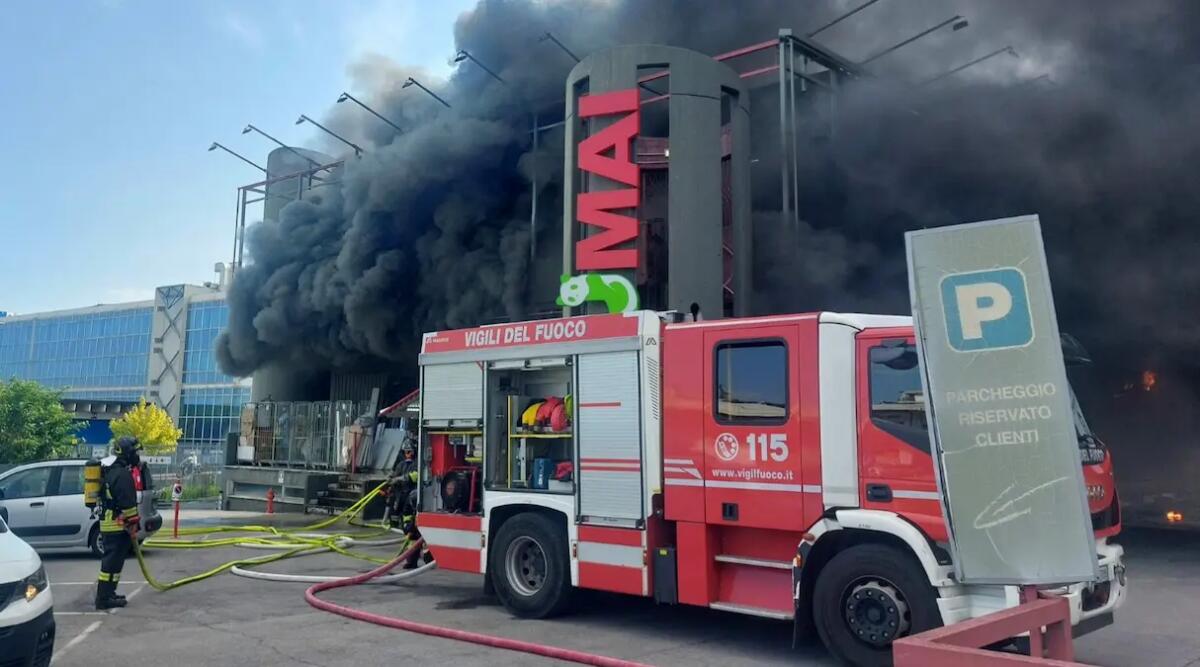 Conegliano. Maxi incendio nei magazzini Aumai: tre intossicati. Danni ingenti - 