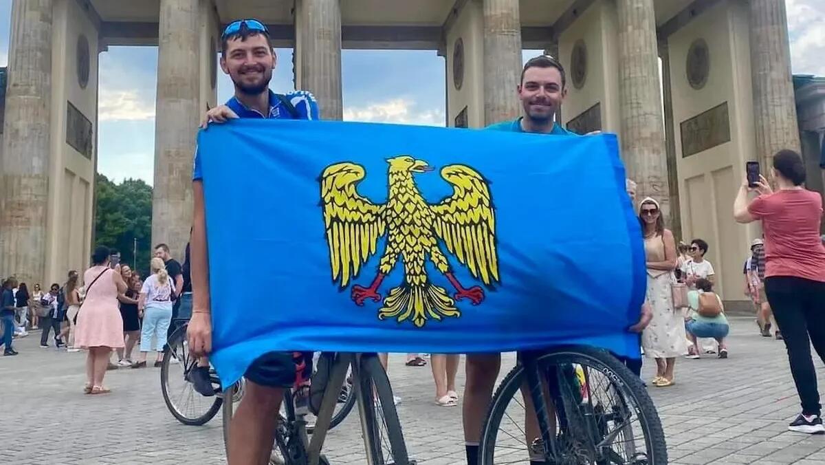 Andrea e Gabriel, da Feletto Umberto a Berlino in bicicletta sventolando la bandiera del Friuli - 