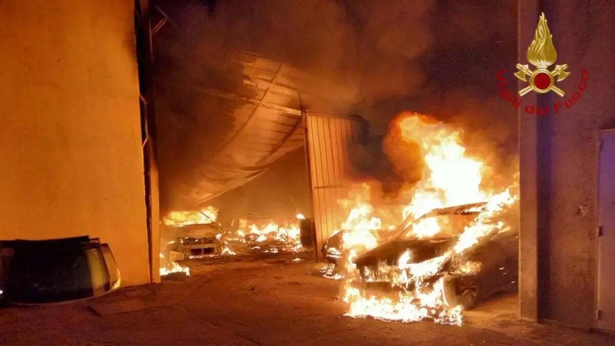 Furioso incendio devasta una carrozzeria: distrutte molte auto, un trattore e macchinari - 