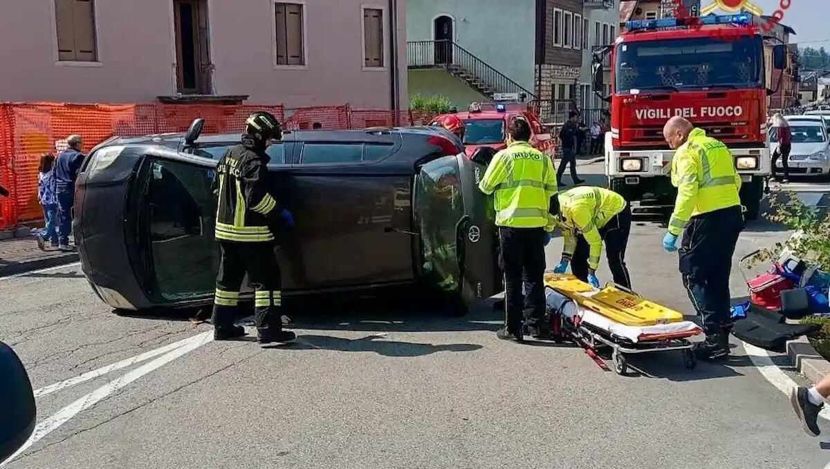 Auto fuori controllo termina la corsa ribaltandosi: ferita la conducente 72enne - 