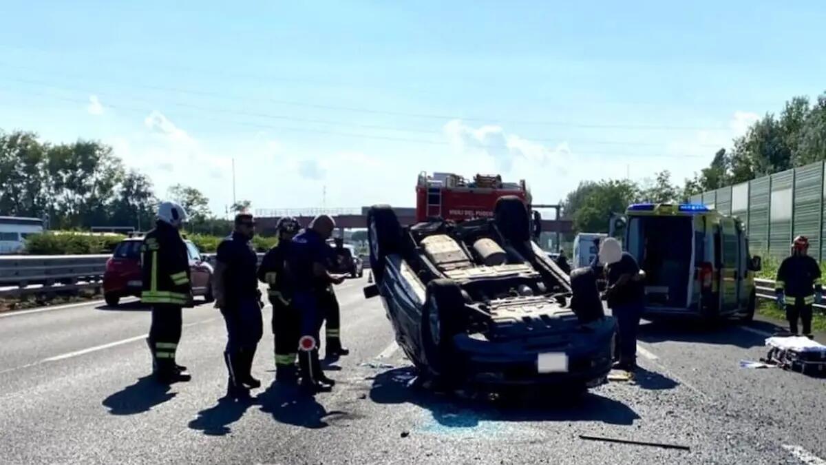 Auto con roulotte si ribalta in A4, ferita famiglia con un minore. L'elicottero attera in strada - 