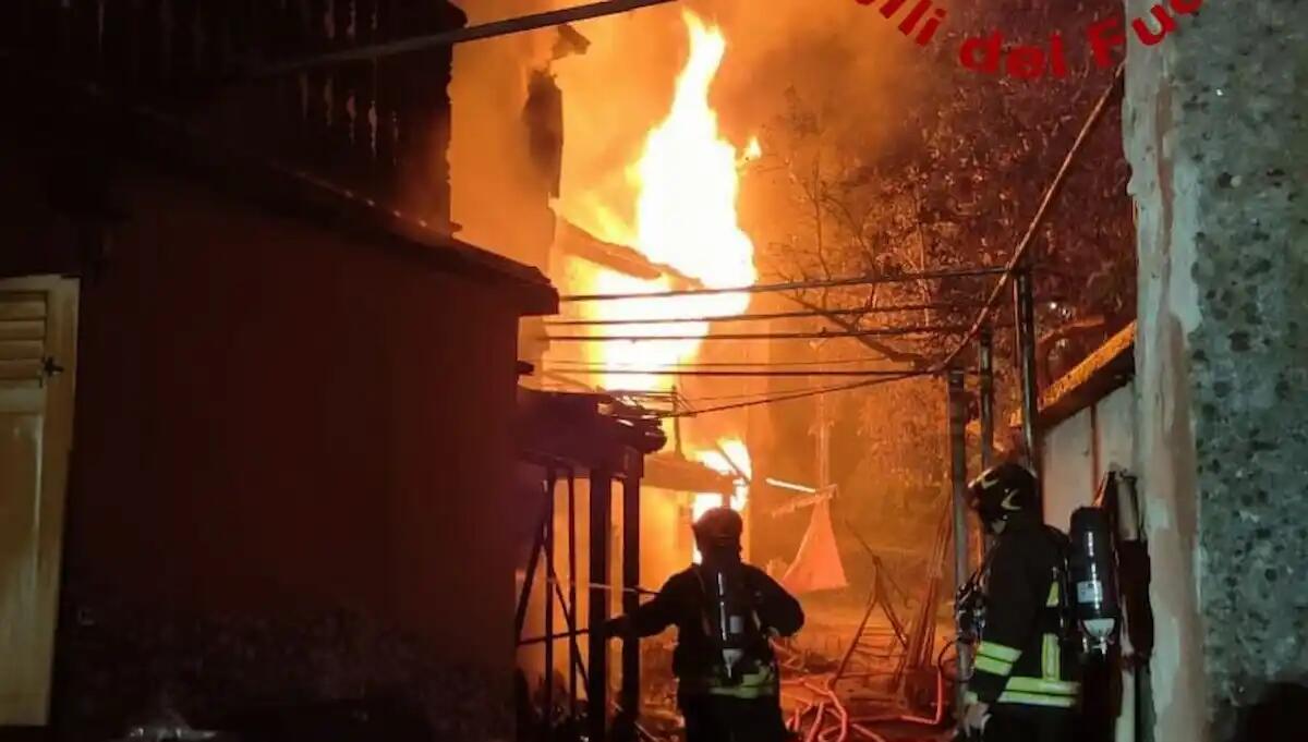Casa avvolta dalle fiamme a Crogole di San Dorligo della Valle: 2 intossicati - 