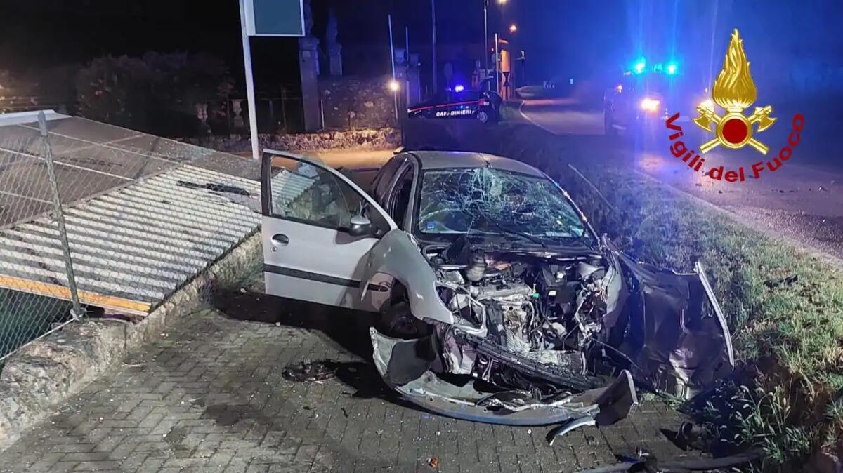 Peugeot 206 fuori controllo piomba contro un tetto di pannelli fotovoltaici: 3 giovani feriti -