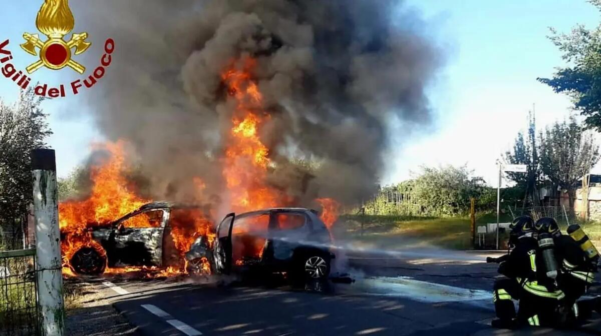 Scontro tra auto a benzina e una vettura ibrida: scoppia un violentissimo incendio - 