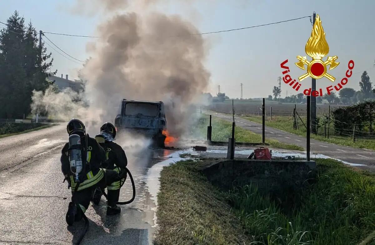 Fiat Multipla a metano prende fuoco e finisce completamente distrutta: salvo l'autista - 