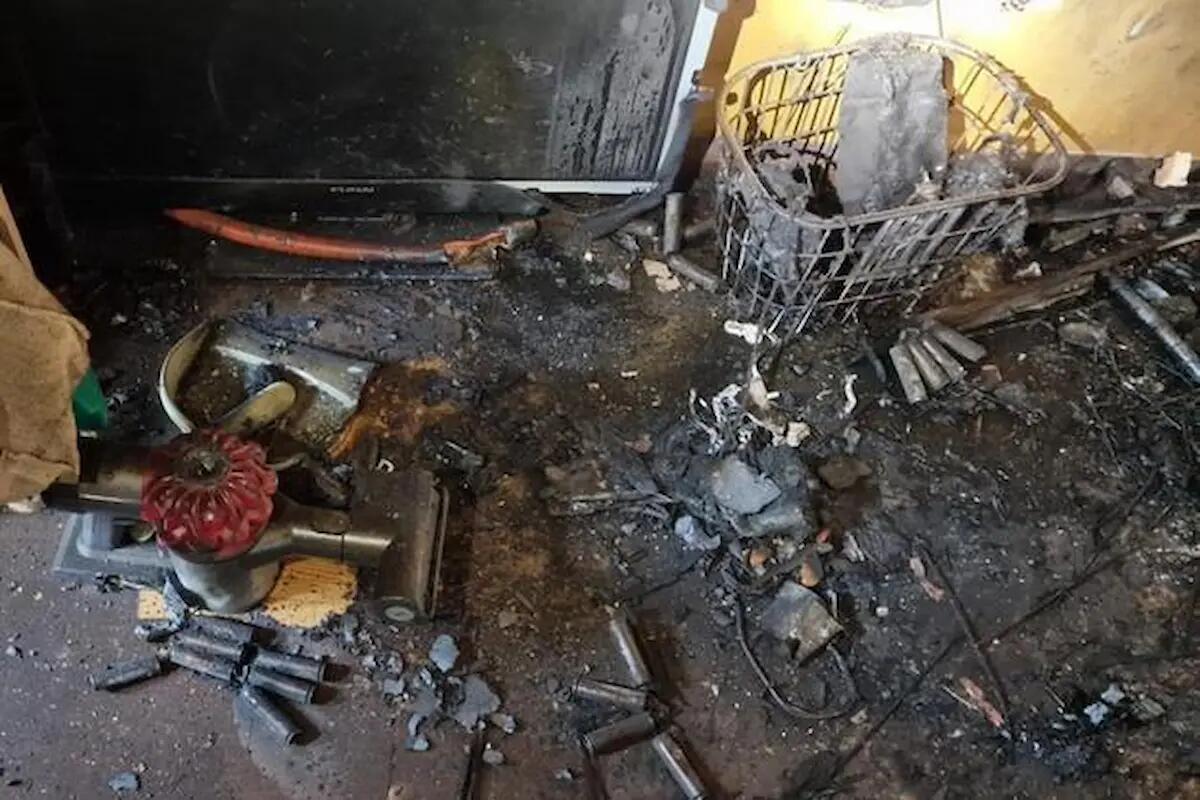 Fiamme dalla batteria della bicicletta in carica: scoppia l'incendio in appartamento -