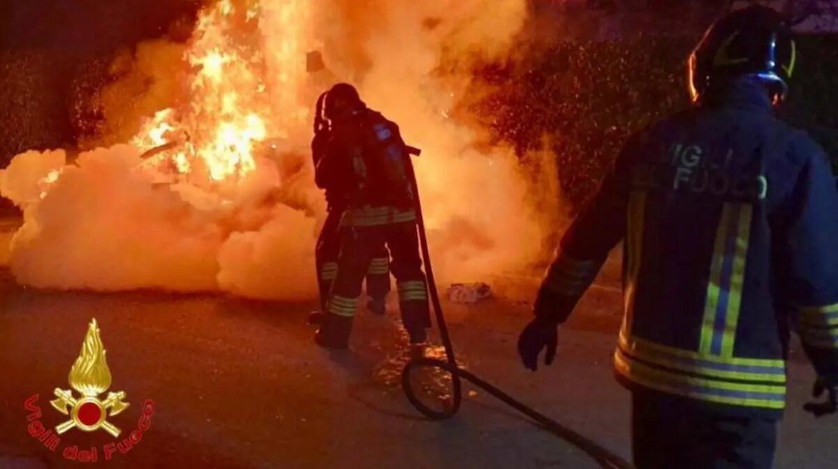 Chions, auto va fuori strada e s'incendia: morto il 21enne alla guida. Chi è la vittima - 