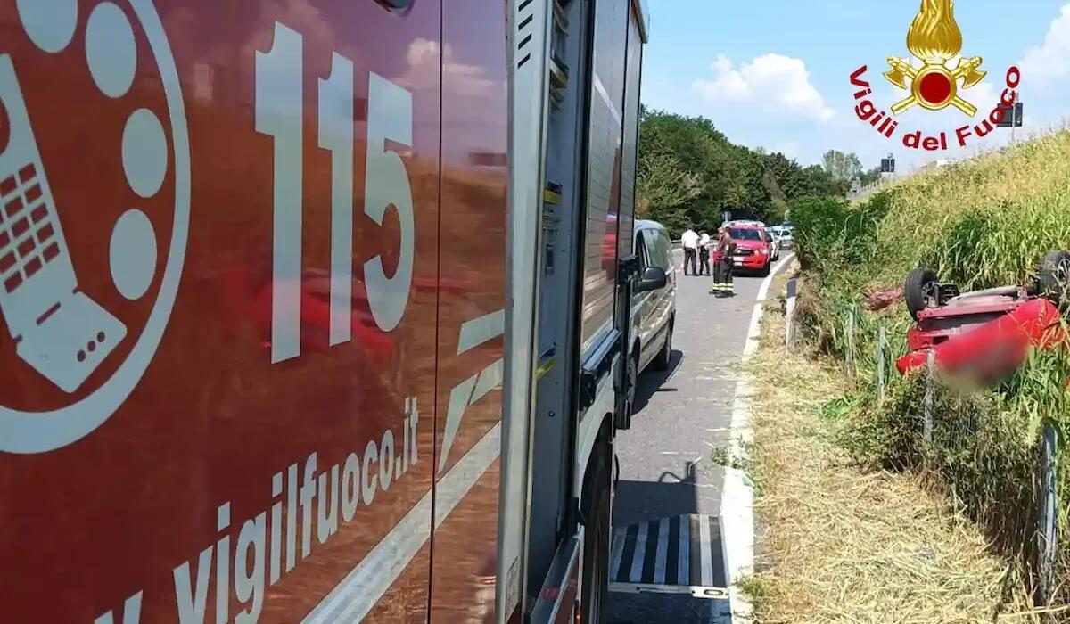 Udine. L'auto finisce fuori strada lungo la tangenziale e si ribalta: morta una 50enne - 