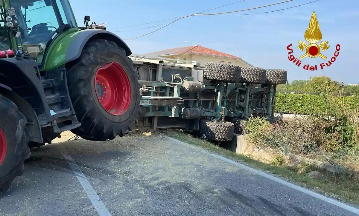 Scontro tra carri agricoli trainati da trattori, uno finisce rovesciato: strada bloccata - 