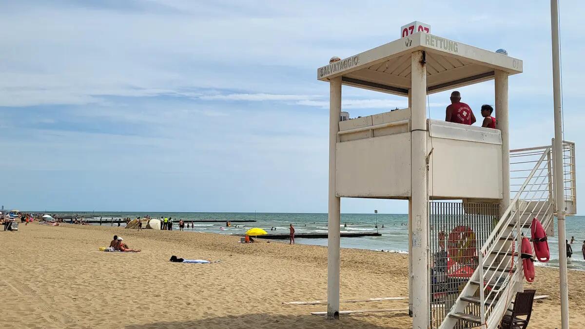 Jesolo, tragedia in spiaggia: donna si accascia in riva al mare e muore nonostante i soccorsi - 