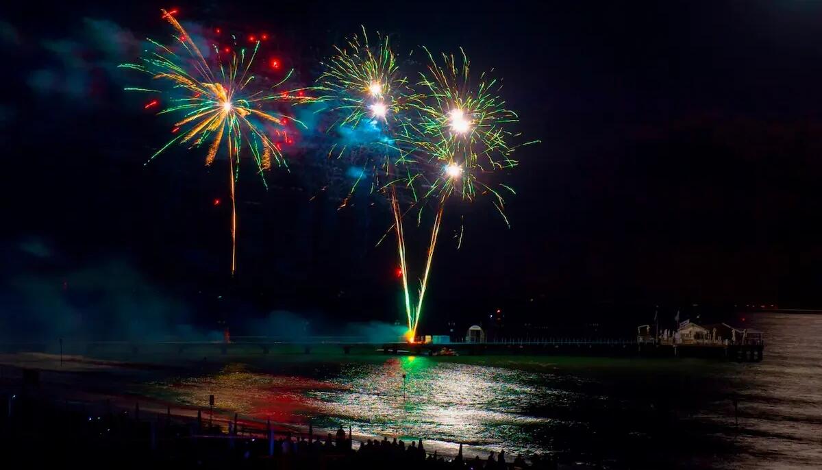 A Lignano torna "l’Incendio del Mare", prima la festa con i DJ del Ceghedaccio - 